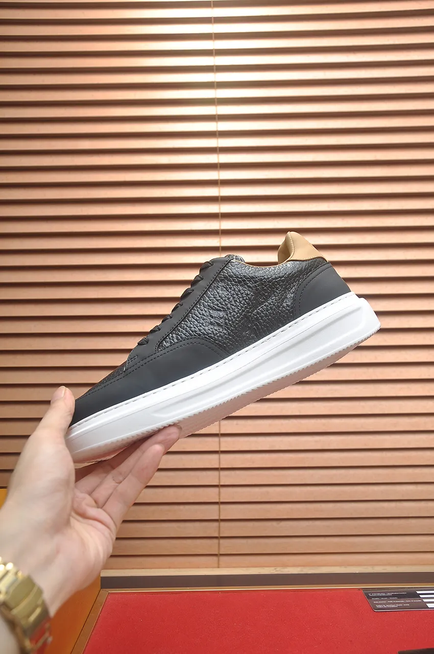Men's men's shoes 💰640💶Original development, quality shipping, welcome to compare - LV sneaker series sports shoes introduce the loose silhouette of the ready-to-wear series into the spring and summer men's wear shows and make an eye-catching appearance. The cow leather upper is combined with rough fabric laces, and colorful beading highlights the brand's classic elements. LV letters mark the tongue and Monogram floral outsole. Mixed materials Made of top-grain cowhide, thick shoelace design, large Monogram print on the side, mesh lining and cotton feet, the comfort is as extreme as ever, premium heritage, quality first, worth owning! Size: Men’s 38-45 (45 is custom-made and cannot be returned or exchanged)
